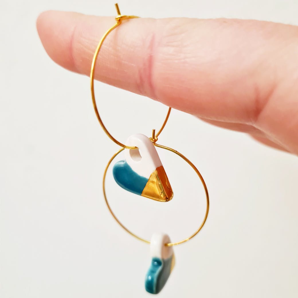 Orecchini ad anelle in Ceramica - Cuore petrolio e oro