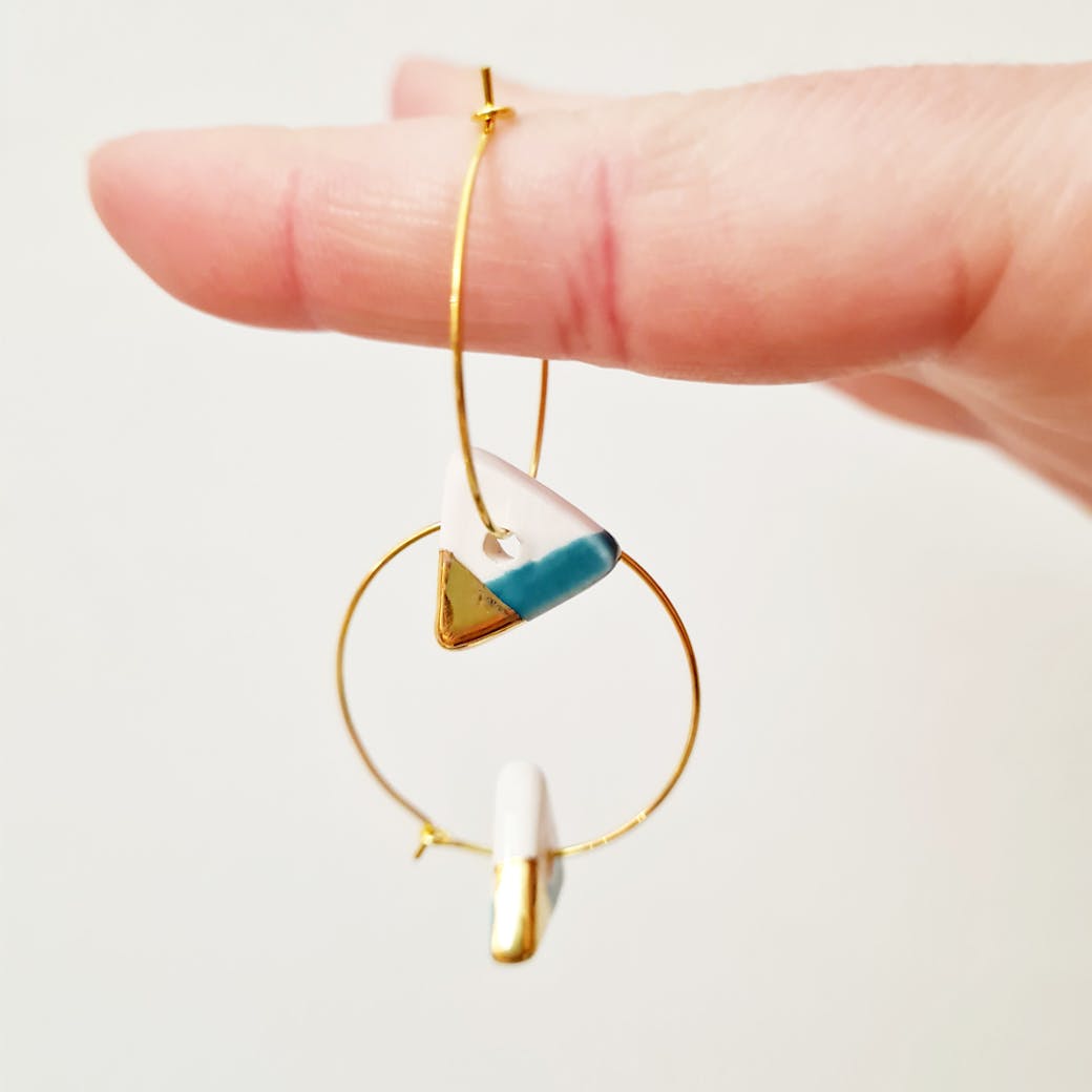 Orecchini ad anelle in Ceramica - Triangolo petrolio e oro