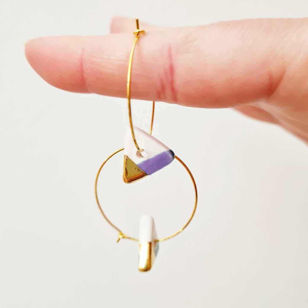Orecchini ad anelle in Ceramica - Triangolo lilla e oro