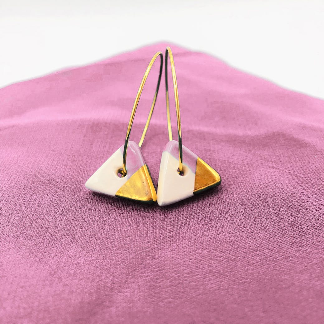 Orecchini ad anelle in Ceramica - Triangolo rosa e oro