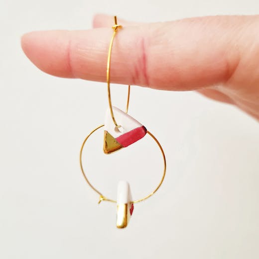 Orecchini ad anelle in Ceramica - Triangolo bordeaux e oro