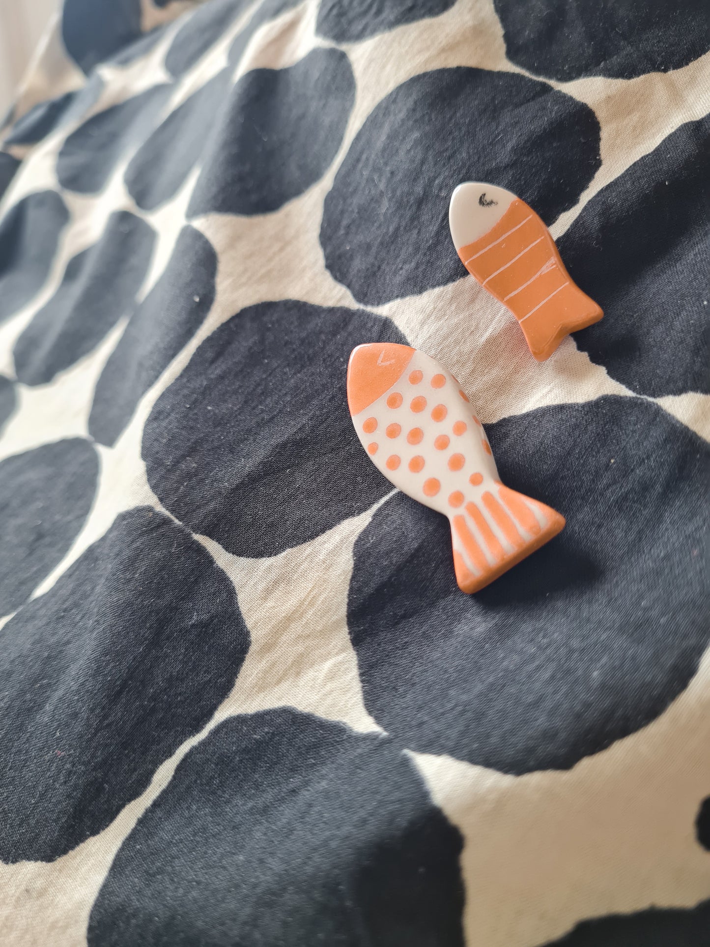 Spilla in Ceramica pesce - Splash! righe pesca e bianche con occhietto