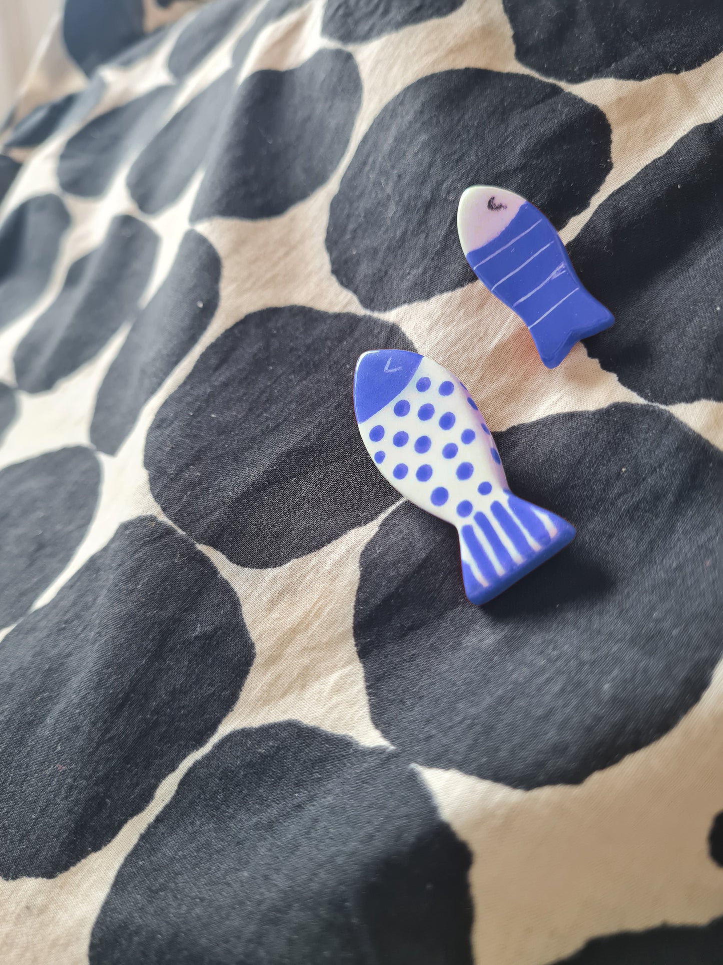 Spilla in Ceramica pesce - Splash! righe azzurre e bianche con occhietto