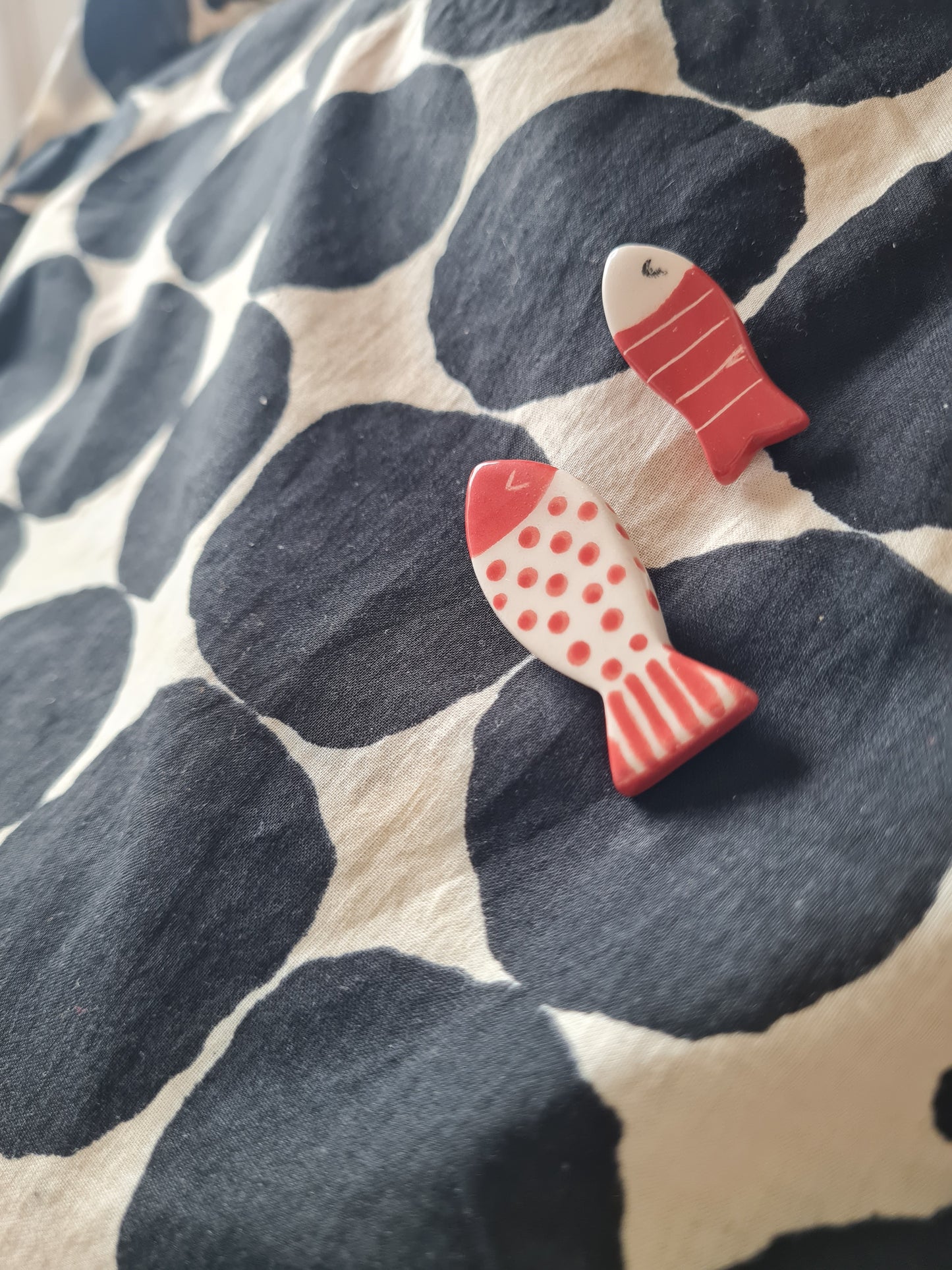 Spilla in Ceramica pesce - Splash! righe rosse e bianche con occhietto